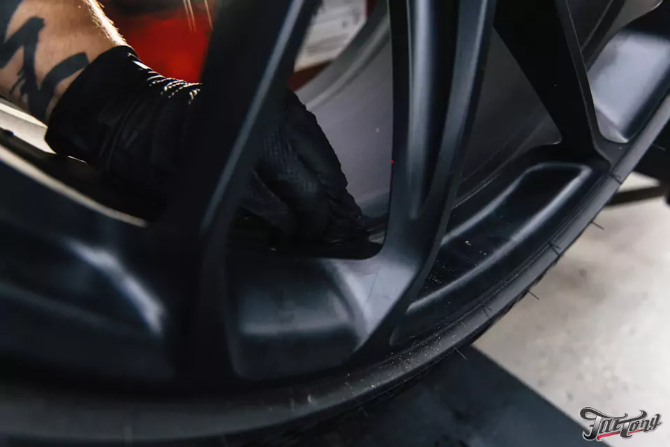 Правка диска и фирменный шиномонтаж на стендах Hunter для Porsche Cayenne GTS